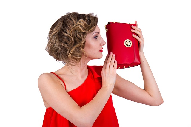 červené šaty i kabelka.jpg