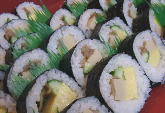 sushi s mořskou řasou